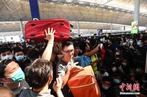 香港机场瘫痪旅客受苦遭罪 影响超过80万港人生计