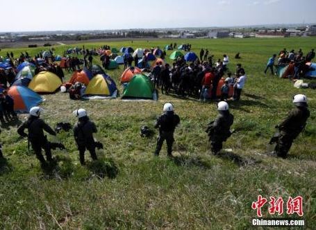 土耳其“开门”让难民涌入欧洲 希腊边境严阵以待