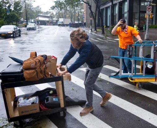 “伊萨亚斯”挟狂风暴雨袭纽约等地