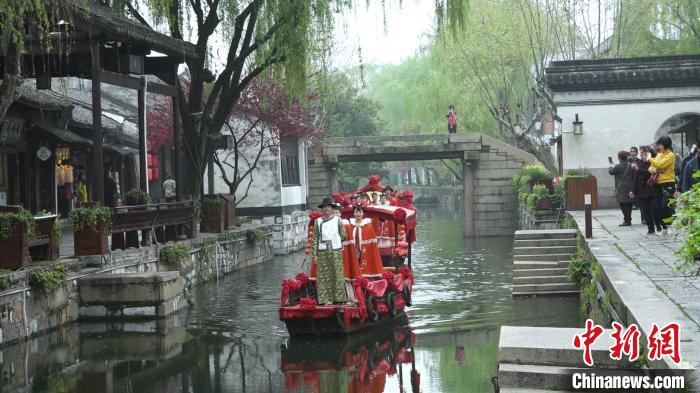 休闲近郊游成假期热潮 踏青赏花带动民宿“抬头”