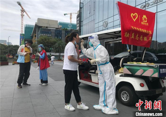 “招手即停，扫码即做” 成都街头推出“流动核酸采样车”