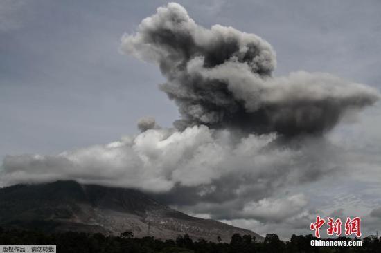 俄罗斯千岛群岛埃别科火山喷发