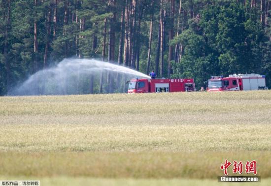 德国空军两架战机坠毁引发森林大火 一名飞行员遇难