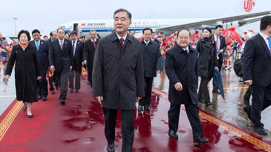 The delegation, led by China's top political adviser Wang Yang, receives a warm welcome at the airport in Nanning, south China's Guangxi Zhuang Autonomous Region, December 9, 2018. /Xinhua Photo