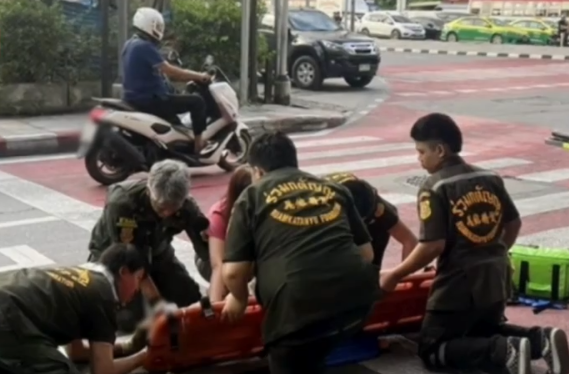 泰国一摩的师傅骑车睡着撞上护栏 女乘客被甩飞坠桥受重伤