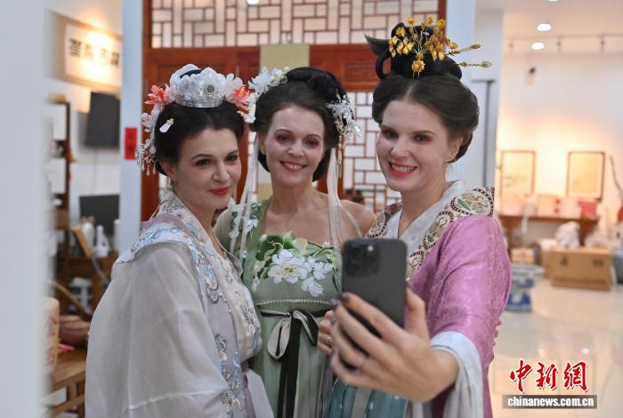 汉服“OOTD”成长春外籍人士社交新风尚