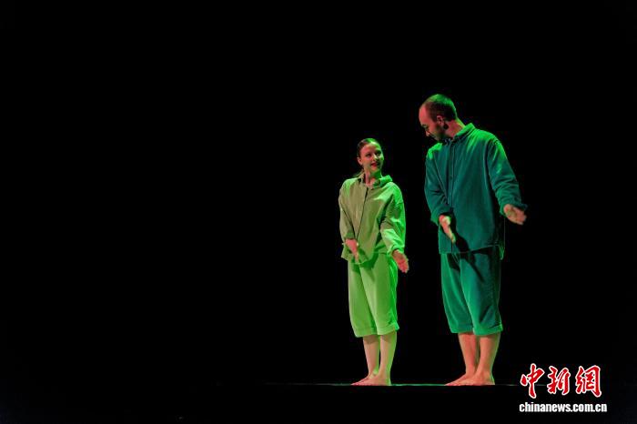 法国双人舞《四季》在蓉上演 为市民献上视听盛宴