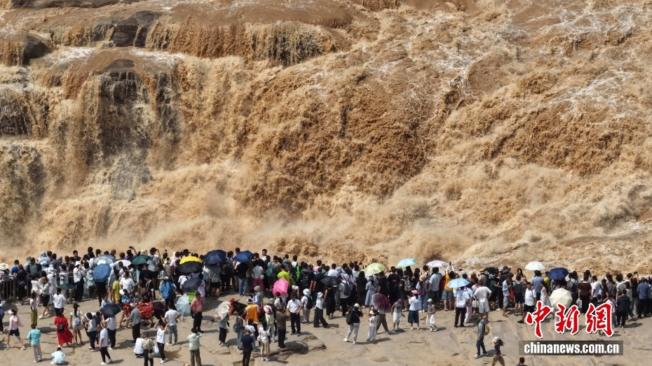 黄河壶口瀑布水量增大引游客